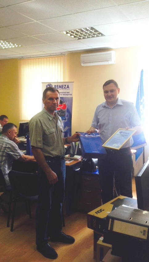 Вручение сертификата Шиканову Игорю
